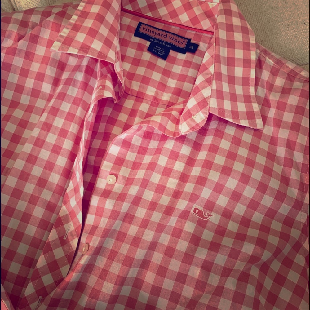 Vineyard vine button up perfect for Spring!